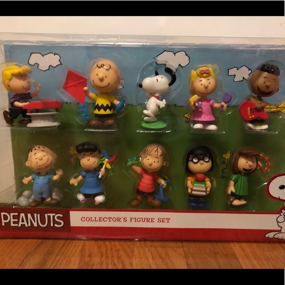 NEW Peanuts Collector Figure Set